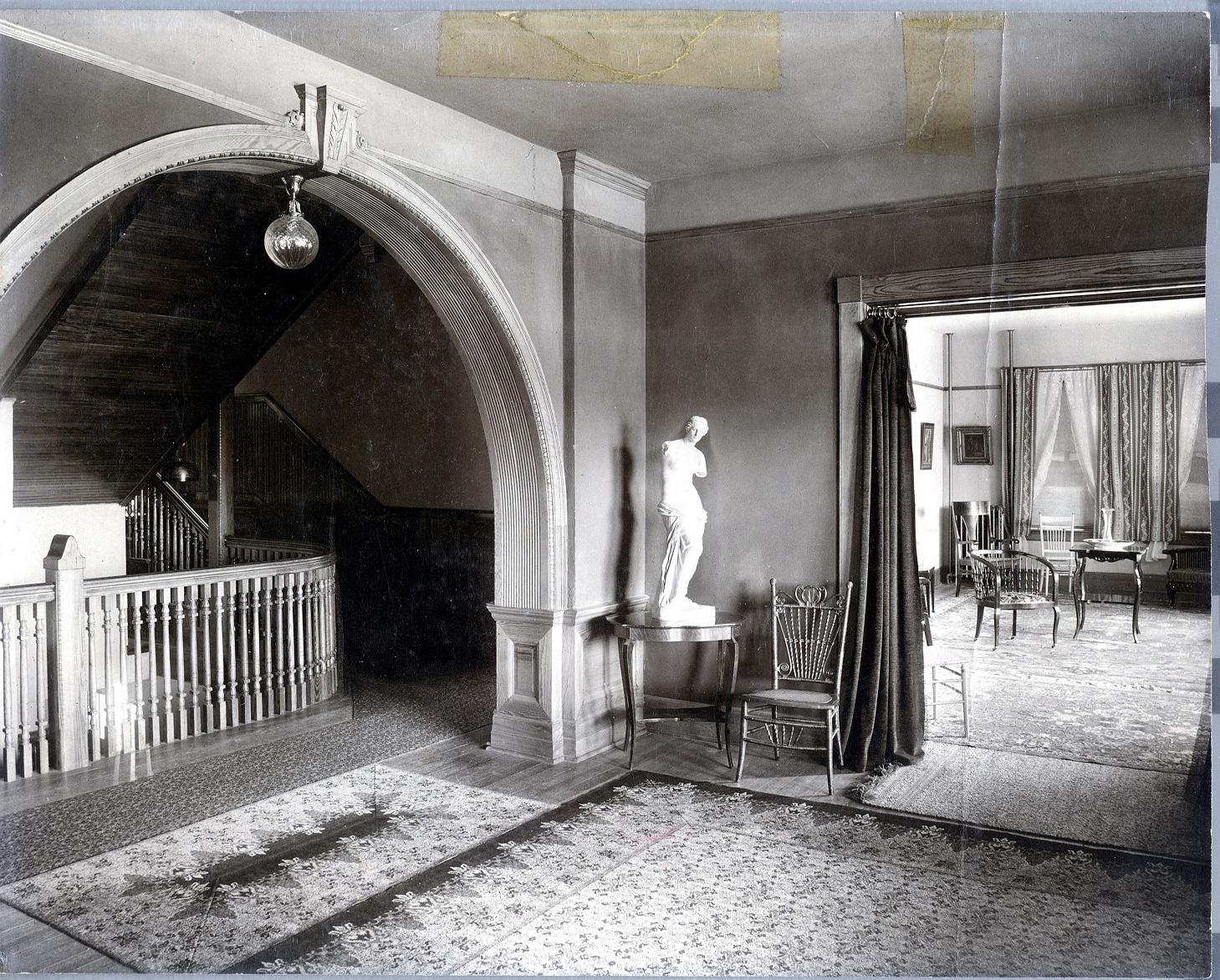 Ticknor大厅 Main East Entry looking towards South Parlor Early 1900's <span class="cc-gallery-credit"></span>